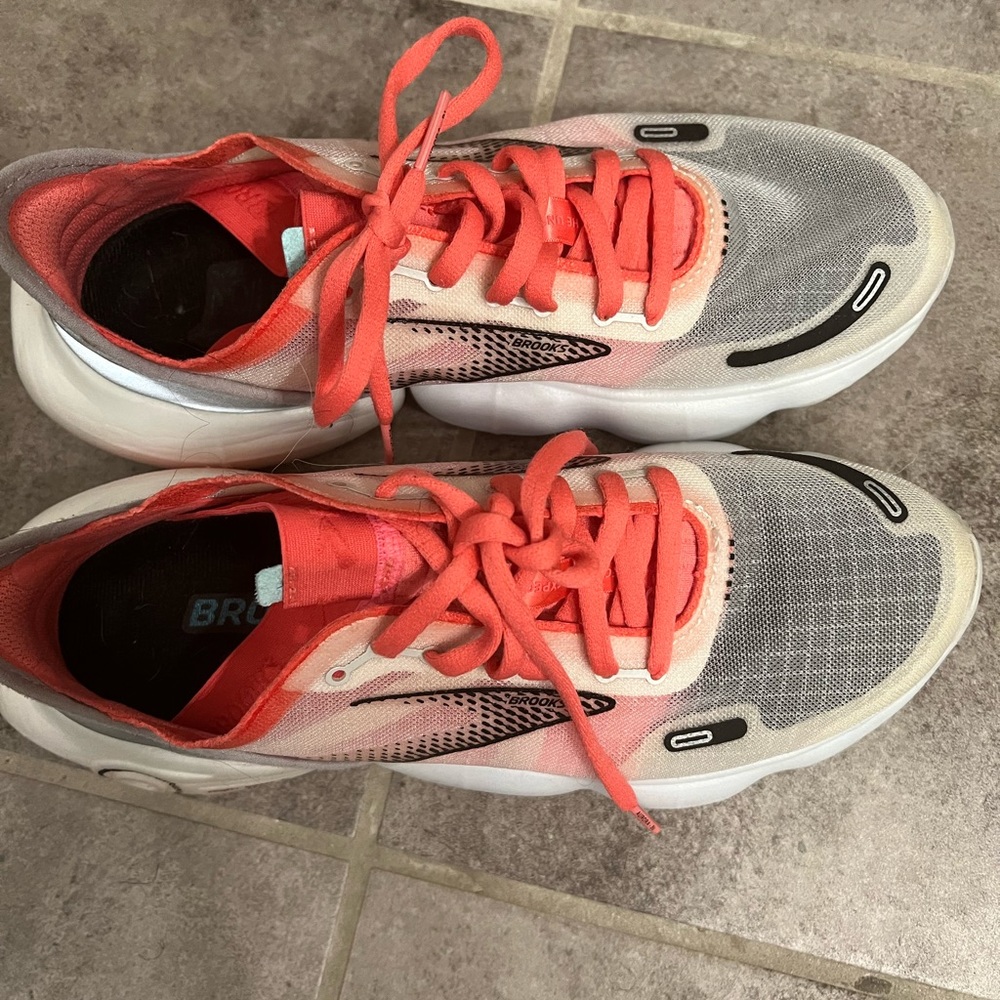 Brooks Aurora BL Grey Coral Running shoe.